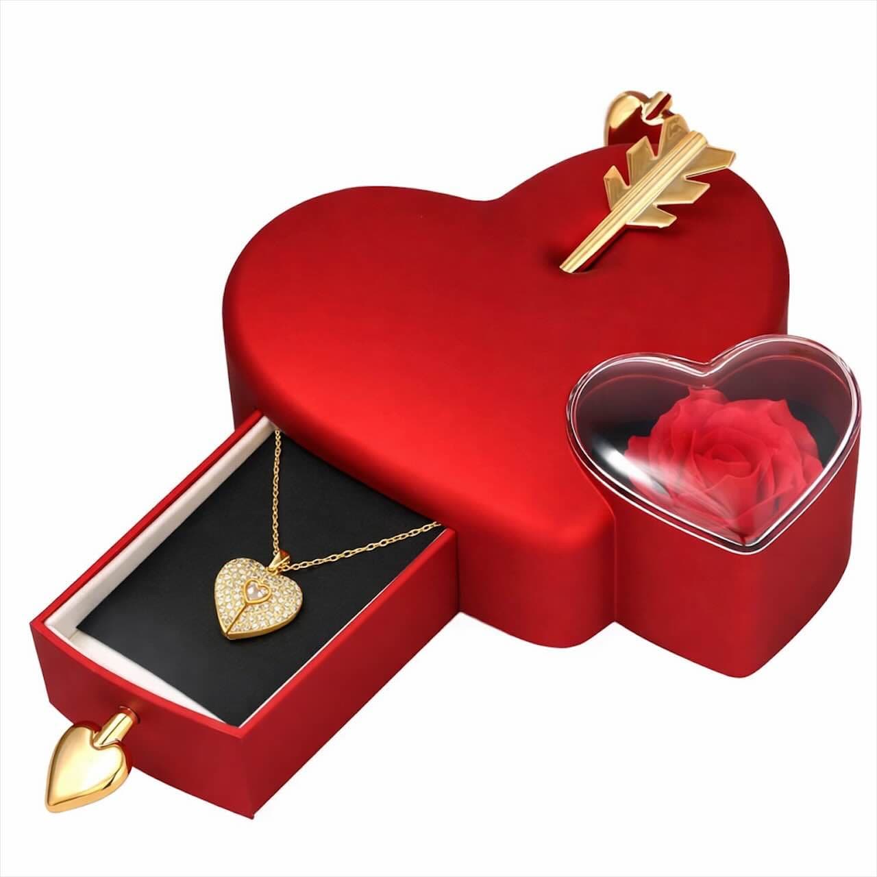 Coffret élégant en forme de cœur contenant une chaînette avec pendentif cœur scintillant. Un cadeau romantique et raffiné, parfait pour exprimer l’amour et offrir un souvenir inoubliable.