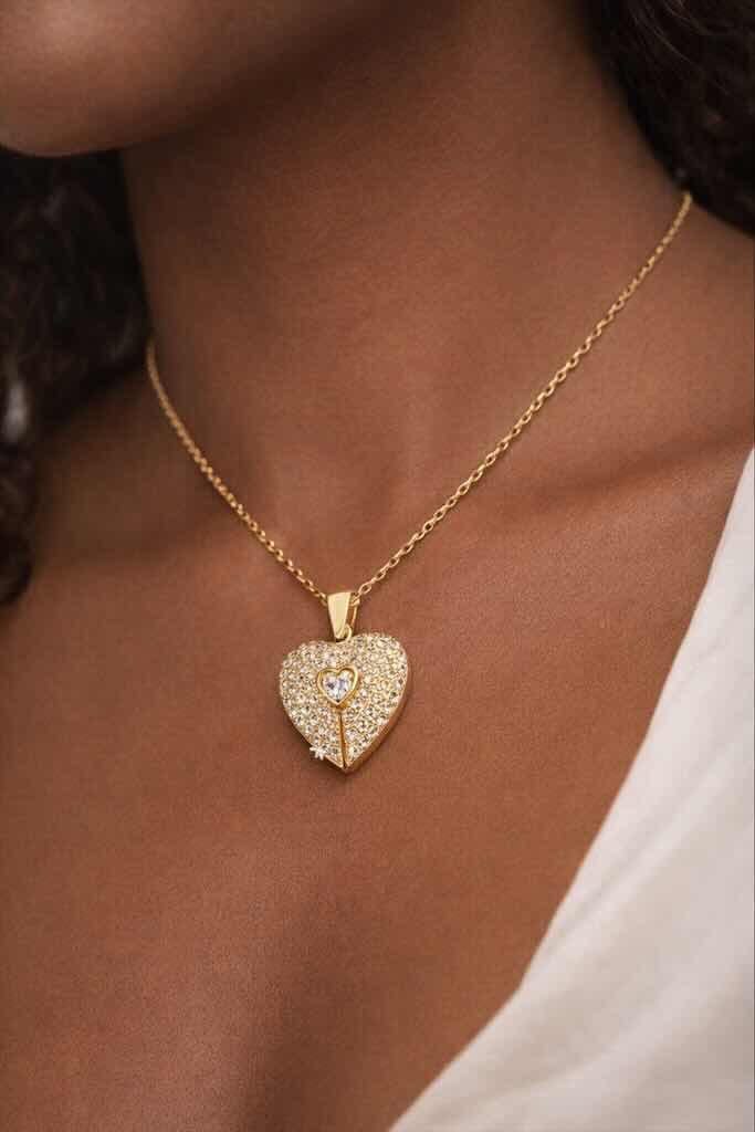 Chaînette élégante en acier inoxydable doré avec pendentif cœur scintillant qui s’ouvre pour révéler un message gravé à l’intérieur. Un bijou romantique et raffiné, parfait pour offrir un souvenir rempli d’émotion.