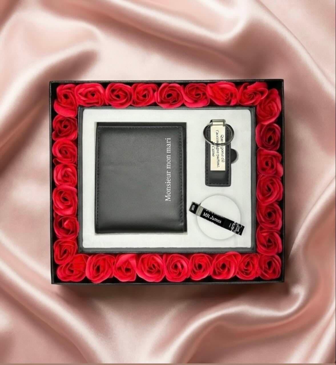 Un coffret cadeau élégant spécialement conçu pour les hommes. Ce box raffiné contient un porte-monnaie, un porte-clé et un bracelet personnalisable, le tout présenté dans un écrin décoré de roses rouges pour une touche romantique et luxueuse.
Parfait pour offrir lors d’un anniversaire, d’une fête ou pour surprendre une personne spéciale avec un cadeau unique et mémorable.
