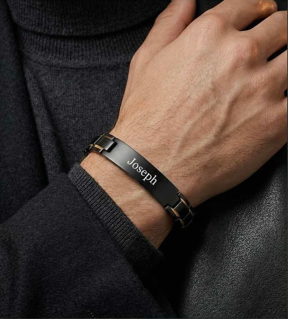 Bracelet élégant en acier inoxydable noir avec plaque personnalisable gravée du prénom de votre choix. Un bijou moderne et intemporel qui symbolise l’identité et le style avec caractère.