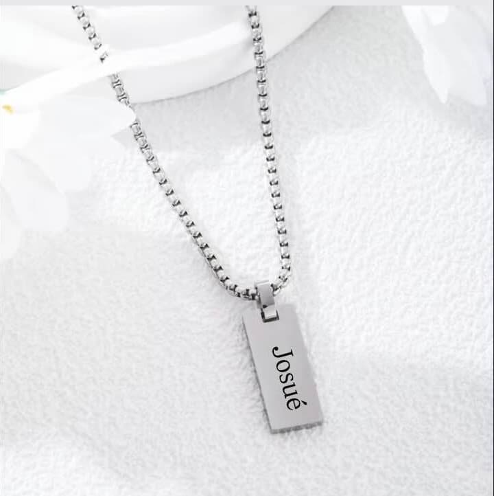 Chaînette élégante en acier inoxydable avec pendentif personnalisable gravé du prénom de votre choix. Un bijou moderne et minimaliste qui ajoute une touche personnelle et intemporelle à votre style