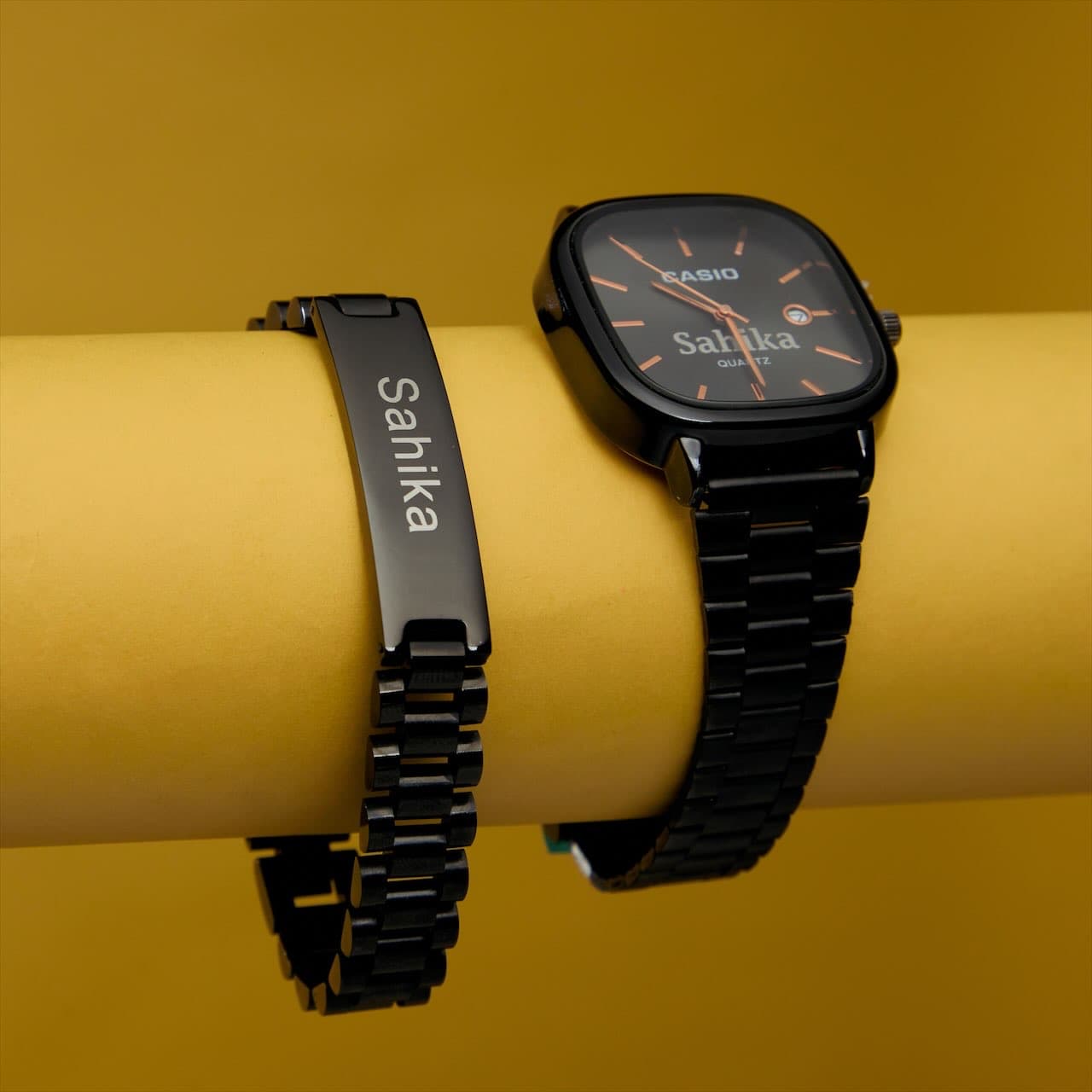 Ensemble élégant composé d’une montre noire moderne et d’un bracelet personnalisé gravé avec le prénom de votre choix. Un duo raffiné qui apporte une touche unique et sophistiquée à votre poignet.