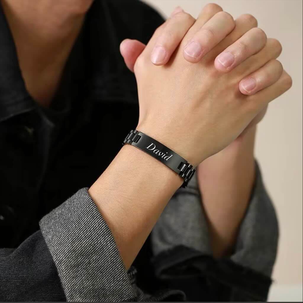 Bracelet élégant en acier inoxydable avec plaque personnalisable gravée du prénom de votre choix. Un bijou moderne et raffiné qui ajoute une touche personnelle et distinguée à votre style.