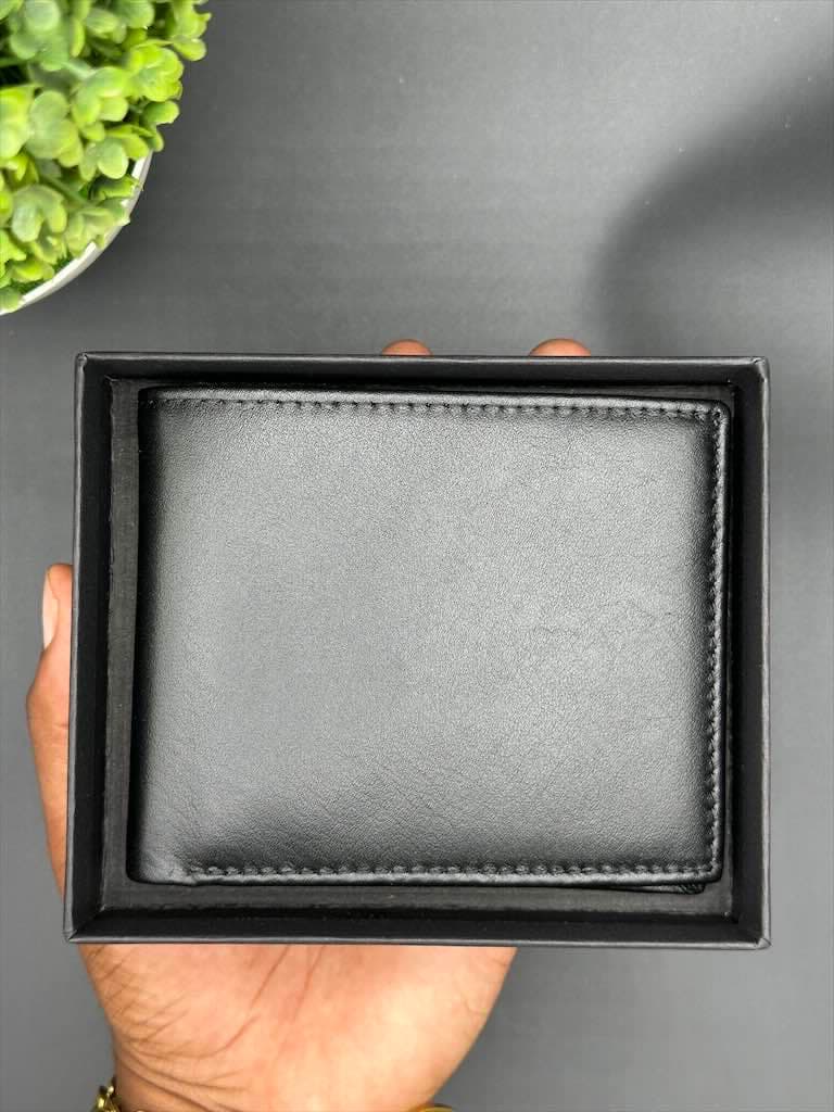 Portefeuille élégant en cuir noir au design minimaliste et raffiné, personnalisable avec le prénom ou le texte de votre choix. Un accessoire intemporel qui allie style, élégance et touche personnelle.