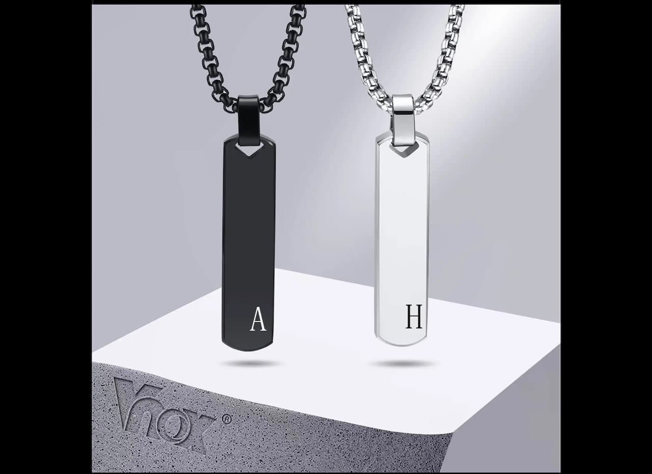 Chaînette élégante en acier inoxydable avec pendentif vertical personnalisable gravé du prénom de votre choix et d’un cœur. Un bijou moderne et intemporel qui symbolise un lien précieux et durable.