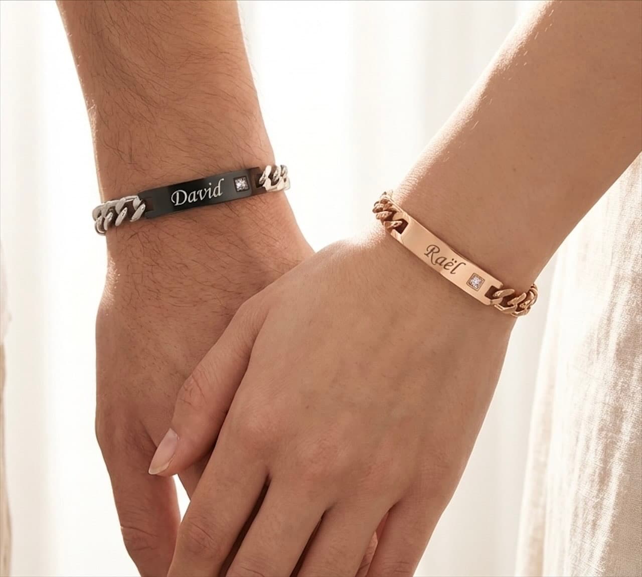 Deux bracelets élégants conçus pour symboliser l’amour et le lien unique entre deux personnes. Personnalisables avec les prénoms de votre choix, ces bracelets en acier inoxydable sont un cadeau parfait pour les couples qui veulent porter leur histoire au poignet. Un bijou moderne, durable et chargé de sens.