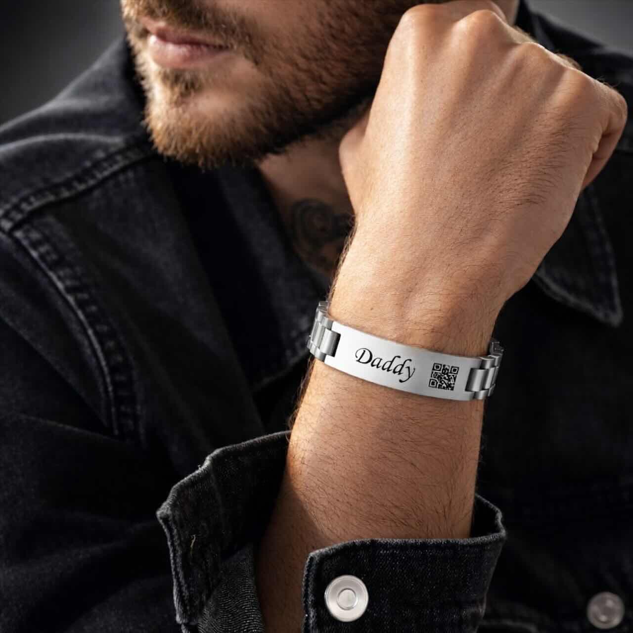 Bracelet moderne en acier inoxydable avec plaque personnalisable gravée du prénom de votre choix et un QR code unique. Un bijou élégant et innovant qui permet de garder un message, un souvenir ou un lien spécial toujours avec vous.