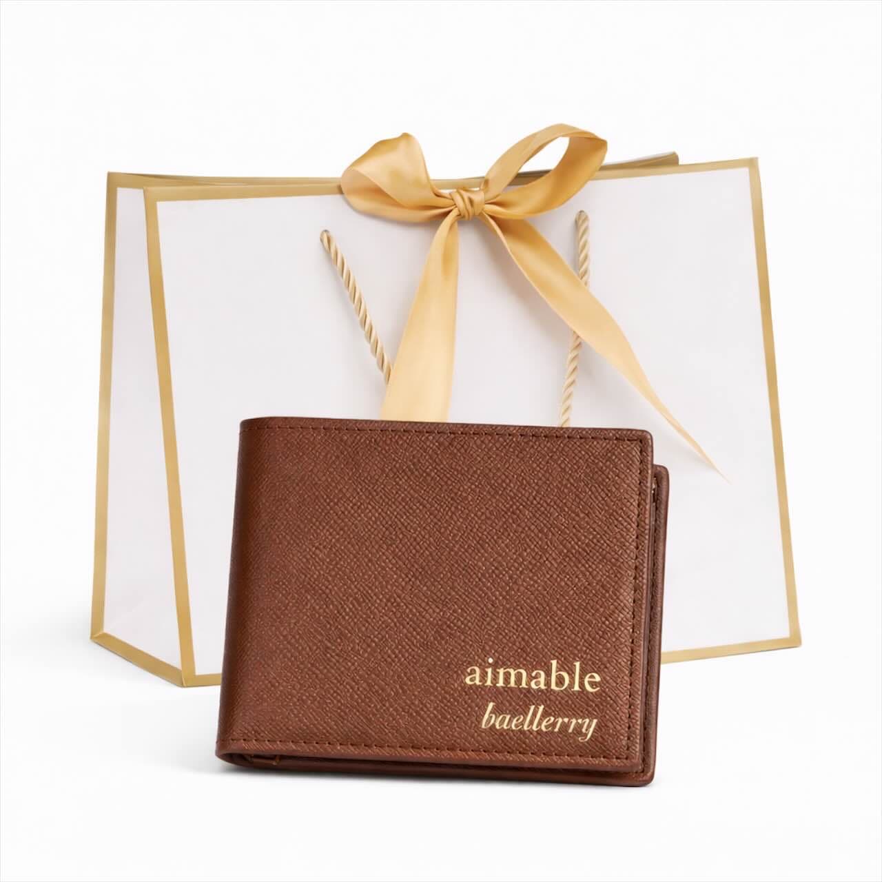 Le Portefeuille Orion est un accessoire élégant conçu pour l’homme moderne. Sa finition marron texturée lui donne un style à la fois classique et raffiné. Léger et pratique, il permet de ranger facilement cartes, billets et documents tout en restant confortable à transporter au quotidien. Son design simple et intemporel en fait un accessoire idéal pour un usage quotidien ou comme cadeau.