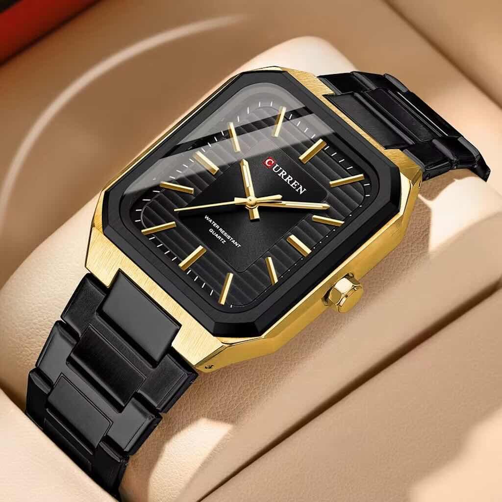 Montre élégante au design moderne noir et or avec bracelet en acier inoxydable. Un style raffiné et intemporel qui apporte une touche de prestige et de caractère à votre poignet.